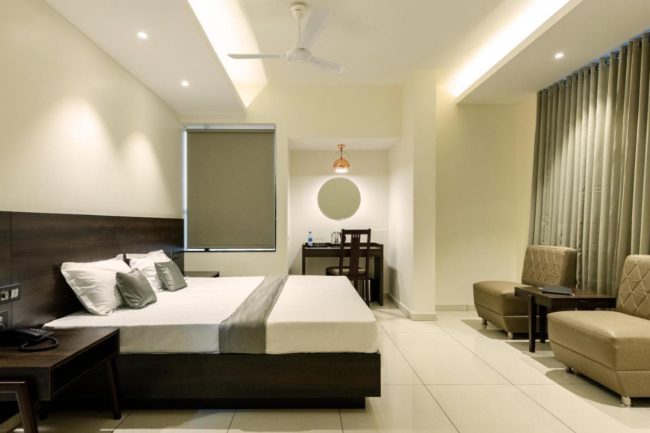 Hotel Paramount Suites & Service Apartments Μπανγκαλόρ Εξωτερικό φωτογραφία